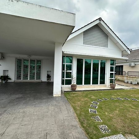 Aswadhuda Homestay Seri Iskandar Exterior foto